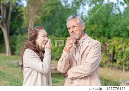 シニア　カップル 121776153