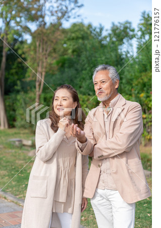 シニア　カップル 121776157