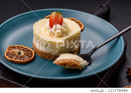 Sweet cheesecake tart with strawberries and mascarpone Sweet cheesecake tart with strawberries and mascarpone 121776496