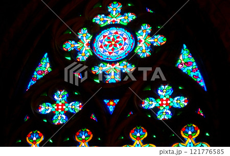 マーチャーシュ聖堂のステンドグラス 121776585