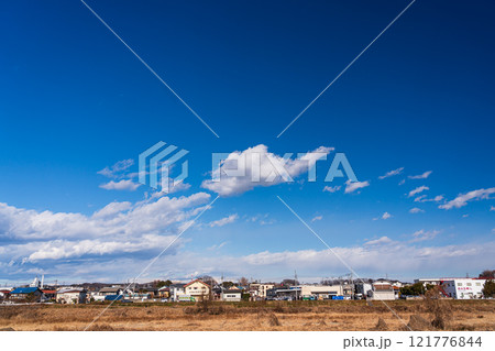 冬空と住宅街 121776844