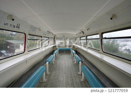 レトロなロンドンバスの風景 121777059