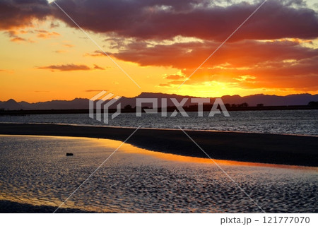 美しい真玉海岸の夕日 121777070