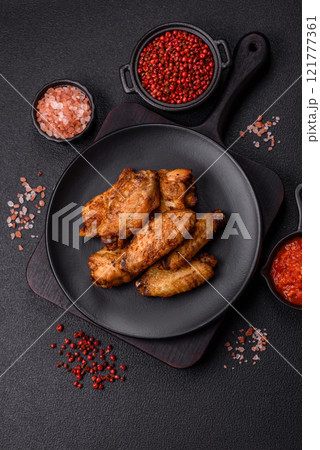 Grilled chicken wings with salt, spices and herbs 121777361