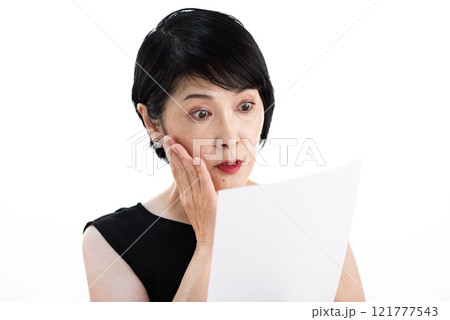 不安そうな表情のミドル女性 121777543