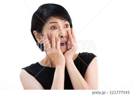 怯える黒髪のミドル女性 怯える黒髪のミドル女性 121777545