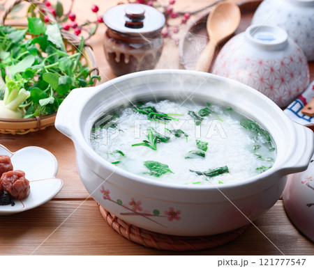 無病息災を祈って七草がゆを食べる （ 七草粥 ）春の七草 121777547