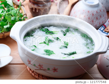 無病息災を祈って七草がゆを食べる ( 七草粥 )春の七草 無病息災を祈って七草がゆを食べる ( 七草粥 )春の七草 121777548