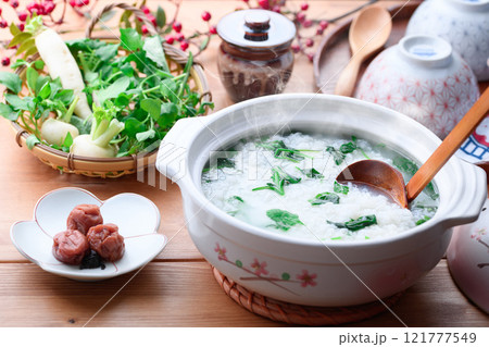無病息災を祈って七草がゆを食べる ( 七草粥 )春の七草 無病息災を祈って七草がゆを食べる ( 七草粥 )春の七草 121777549