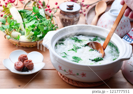無病息災を祈って七草がゆを食べる ( 七草粥 )春の七草 無病息災を祈って七草がゆを食べる ( 七草粥 )春の七草 121777551