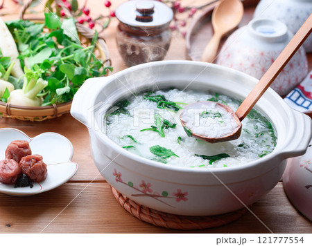 無病息災を祈って七草がゆを食べる （ 七草粥 ）春の七草 121777554