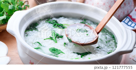 無病息災を祈って七草がゆを食べる （ 七草粥 ）春の七草 121777555
