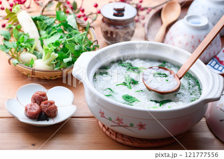無病息災を祈って七草がゆを食べる （ 七草粥 ）春の七草 121777556