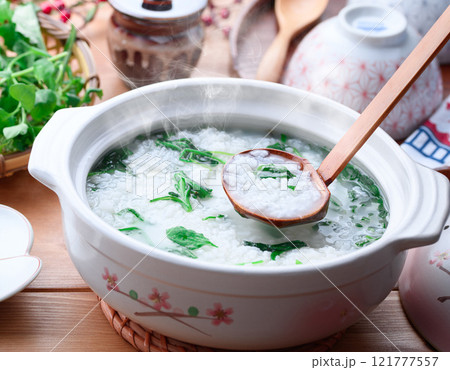 無病息災を祈って七草がゆを食べる （ 七草粥 ）春の七草 121777557