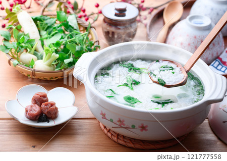 無病息災を祈って七草がゆを食べる ( 七草粥 )春の七草 無病息災を祈って七草がゆを食べる ( 七草粥 )春の七草 121777558