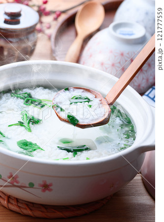 無病息災を祈って七草がゆを食べる ( 七草粥 )春の七草 無病息災を祈って七草がゆを食べる ( 七草粥 )春の七草 121777559