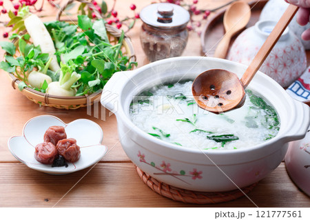 無病息災を祈って七草がゆを食べる ( 七草粥 )春の七草 無病息災を祈って七草がゆを食べる ( 七草粥 )春の七草 121777561