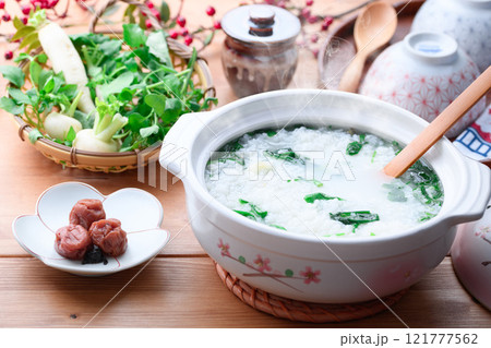 無病息災を祈って七草がゆを食べる ( 七草粥 )春の七草 無病息災を祈って七草がゆを食べる ( 七草粥 )春の七草 121777562