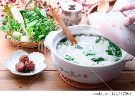 無病息災を祈って七草がゆを食べる （ 七草粥 ）春の七草 121777563