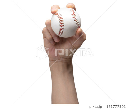 野球のボールを握っている手 121777591
