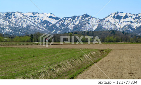 春の残雪の残る北海道幌加内町の風景 121777834
