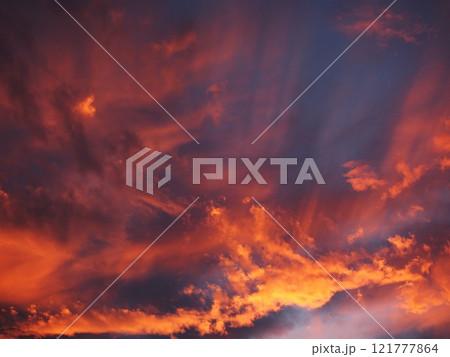 天上をオレンジ色に染める美しい薄明光線 121777864