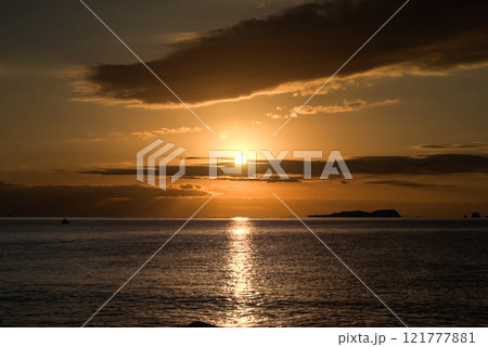 ＜夜明けの五島列島＞鐙瀬溶岩海岸の日の出 121777881