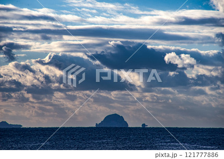 ＜夜明けの五島列島＞鐙瀬溶岩海岸の日の出 121777886