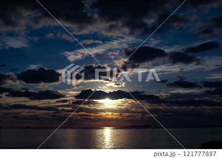＜夜明けの五島列島＞鐙瀬溶岩海岸の日の出 121777887