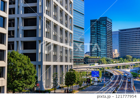 東京　港区　元赤坂の都市風景（青山通り） 121777954