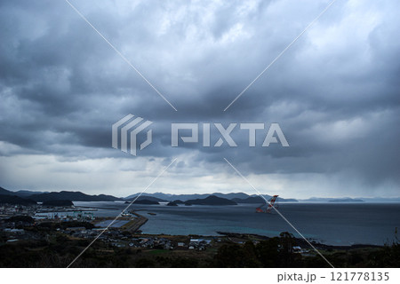 <五島市の風景>朝の雨降る福江港の風景 <五島市の風景>朝の雨降る福江港の風景 121778135