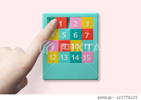 レトロな数字合わせのパズル レトロな数字合わせのパズル 121778225