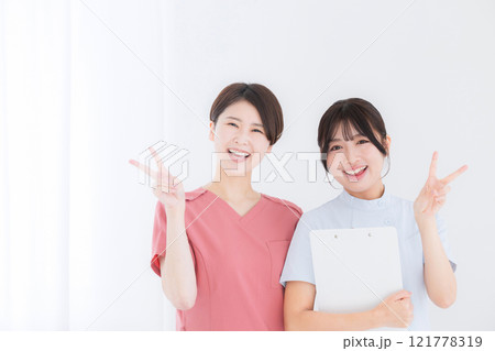 ドクターや看護師のピースポーズでカメラ目線の転職成功でyeahイメージ　 121778319