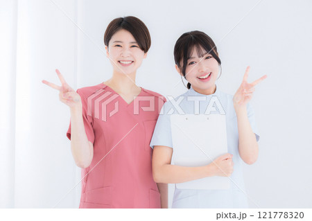 ドクターや看護師のピースポーズでカメラ目線の転職成功でyeahイメージ ドクターや看護師のピースポーズでカメラ目線の転職成功でyeahイメージ 121778320