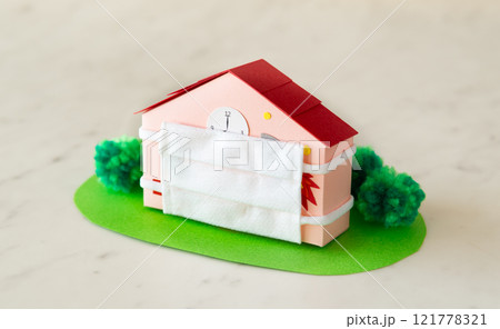 保育施設とマスク　感染症予防　集団感染　幼稚園　保育園　認定こども園　託児所 121778321