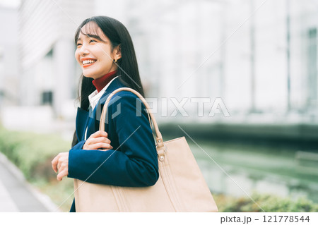 オシャレなビジネスウーマン 121778544