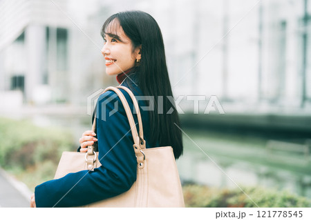オシャレなビジネスウーマン 121778545