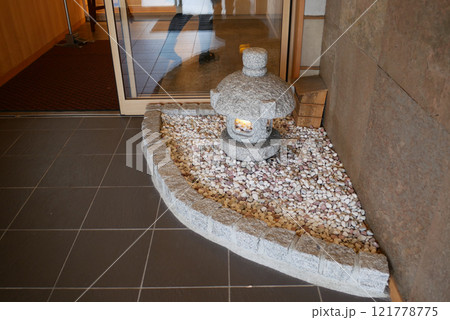 店先の石灯籠 121778775