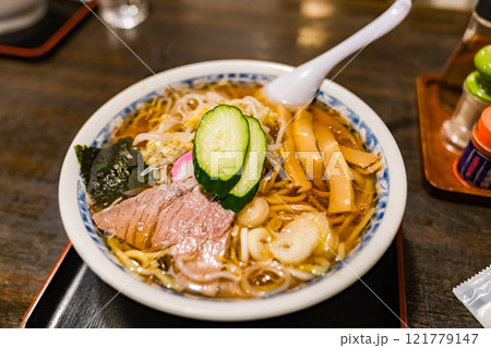 山形名物の冷やしラーメン 121779147