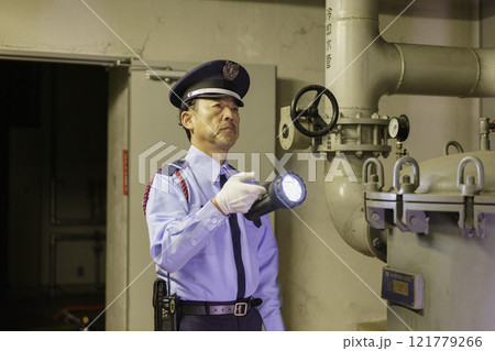 懐中電灯を持って巡回する男性警備員 撮影協力:学校法人電波学園 東京電子専門学校 懐中電灯を持って巡回する男性警備員 撮影協力:学校法人電波学園 東京電子専門学校 121779266