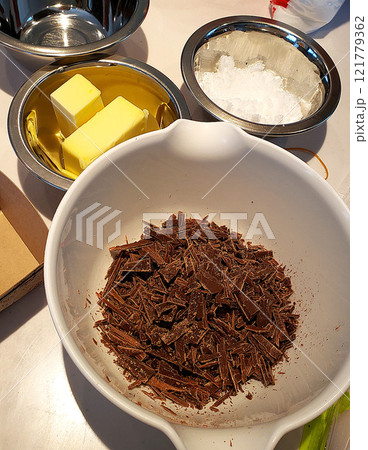 お菓子作り ボウルに入った刻みチョコレート お菓子作り ボウルに入った刻みチョコレート 121779362