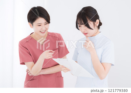 新人看護師に指導する易しい看護師の先輩や医師のイメージ 121779380