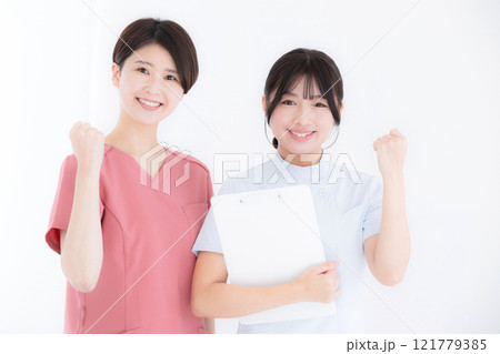 ドクターや看護師のピースポーズでカメラ目線の転職成功でガッツポーズのイメージ ドクターや看護師のピースポーズでカメラ目線の転職成功でガッツポーズのイメージ 121779385