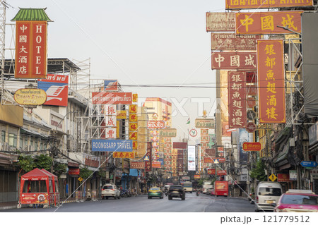 早朝のヤワラートの風景 121779512