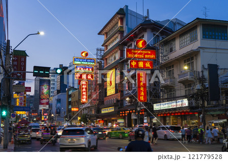 活気に溢れる夜のヤワラートの風景 活気に溢れる夜のヤワラートの風景 121779528