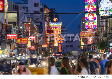 活気に溢れる夜のヤワラートの風景 121779530