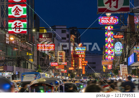 活気に溢れる夜のヤワラートの風景 活気に溢れる夜のヤワラートの風景 121779531