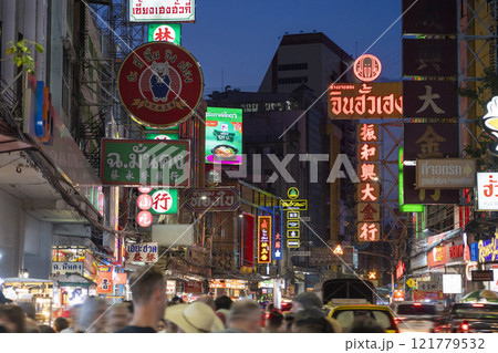 活気に溢れる夜のヤワラートの風景 活気に溢れる夜のヤワラートの風景 121779532