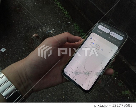 画面が割れたスマホ 121779593