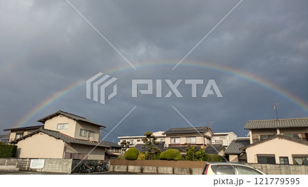雨上がりの町並みにかかる虹 雨上がりの町並みにかかる虹 121779595